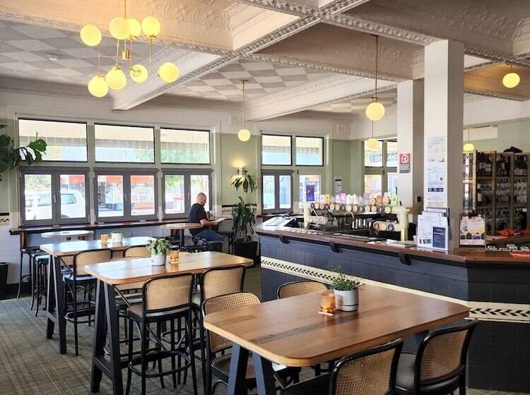 酒店 The Young Street