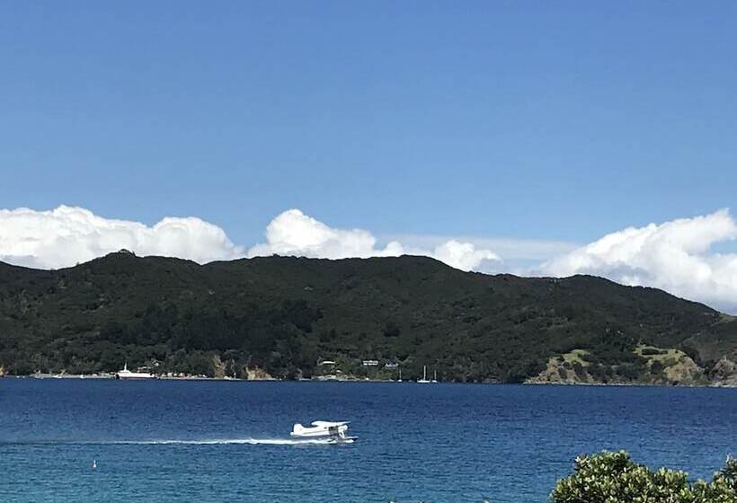 هتل Tipi And Bob's Waterfront Lodge