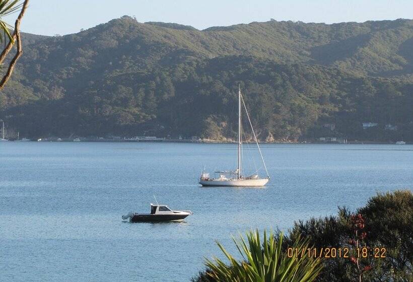 هتل Tipi And Bob's Waterfront Lodge