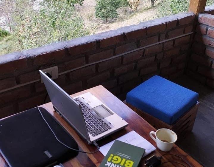 منتجع The Riverwalk Tirthan Valley