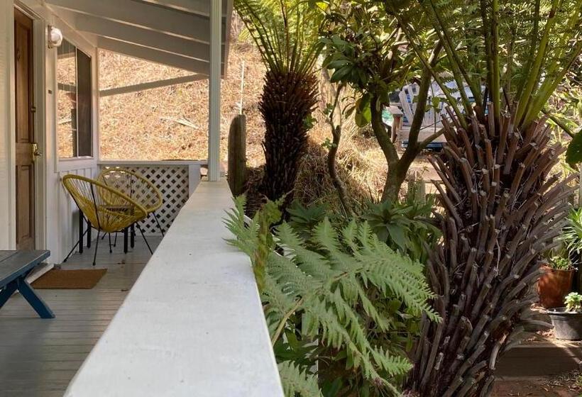 فندق صغير Smiley S Saloon &