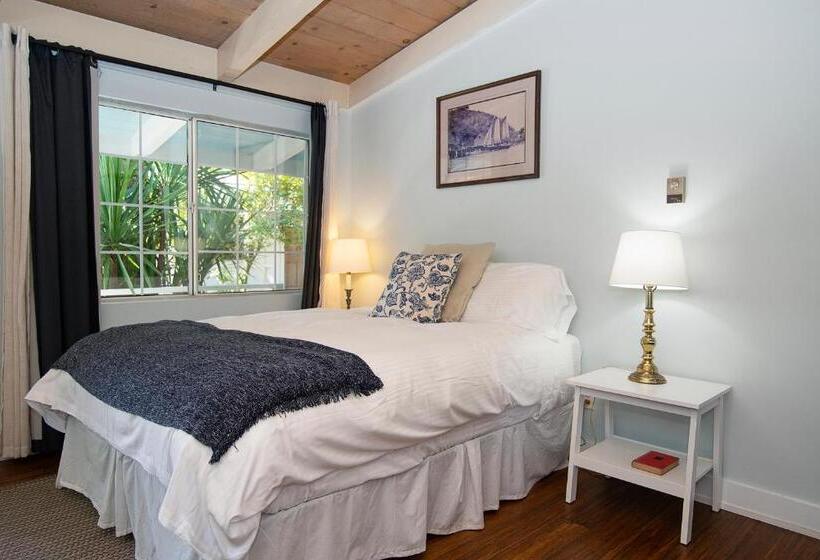 فندق صغير Smiley S Saloon &