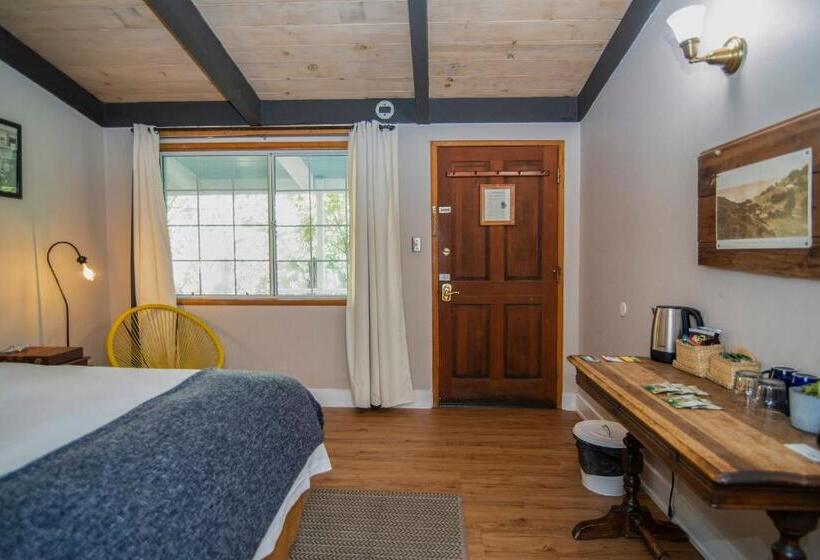 הוסטל Smiley S Saloon &