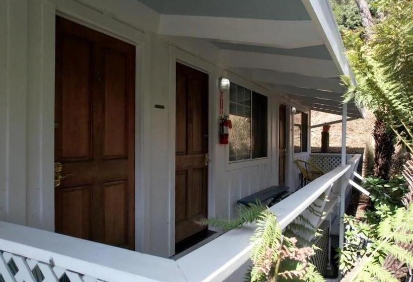 호스텔 Smiley S Saloon &