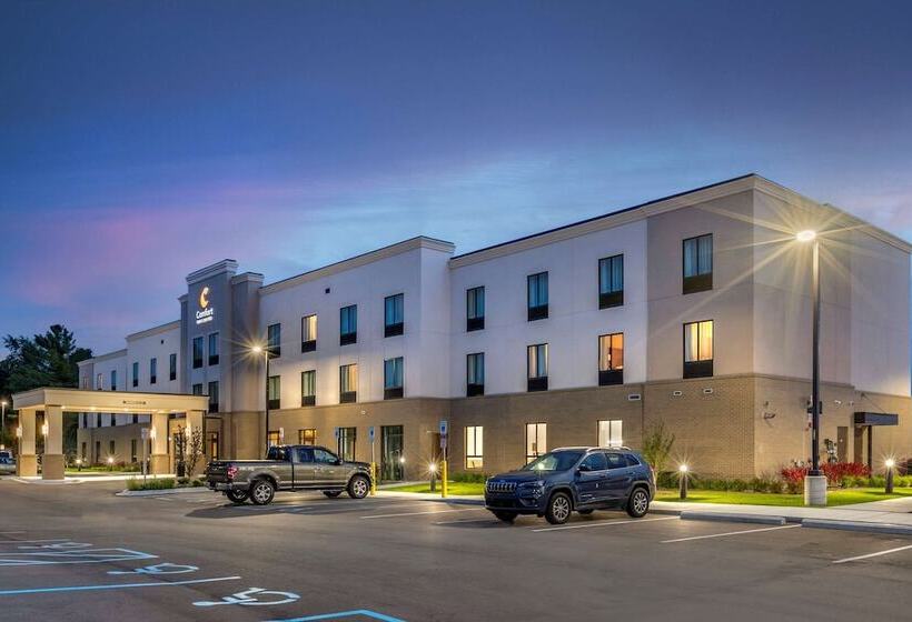 Отель Comfort Inn & Suites