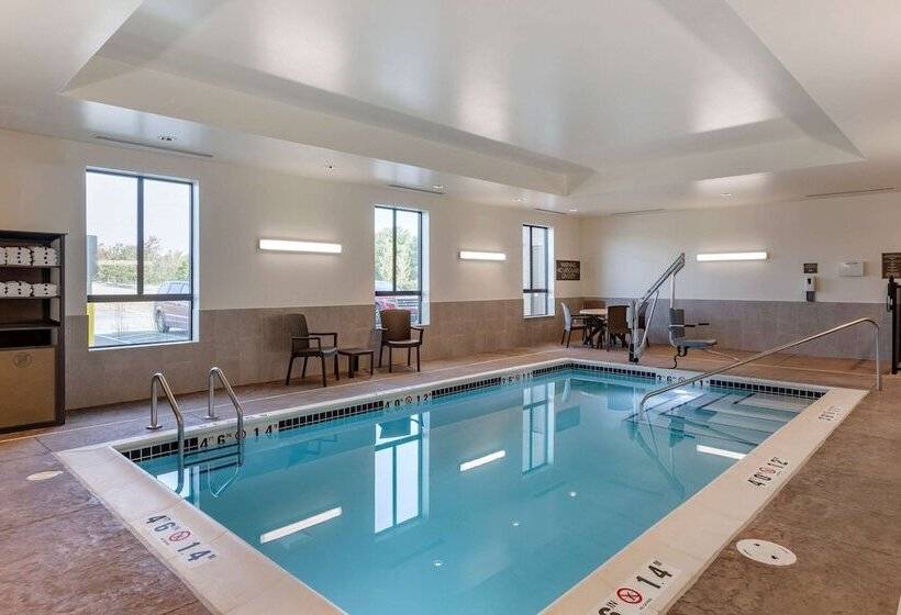 Отель Comfort Inn & Suites