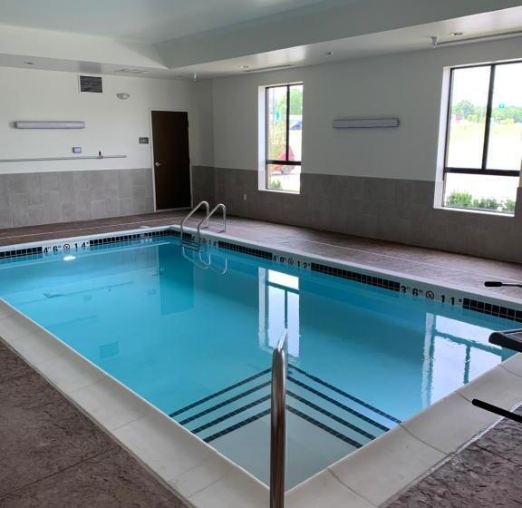 Отель Comfort Inn & Suites