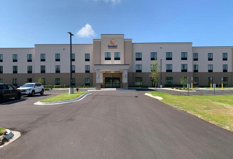 Отель Comfort Inn & Suites