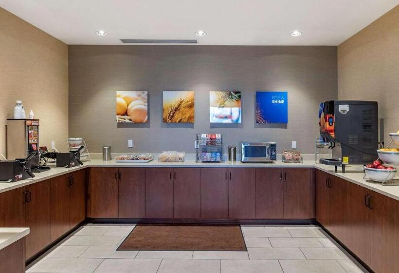 Отель Comfort Inn & Suites