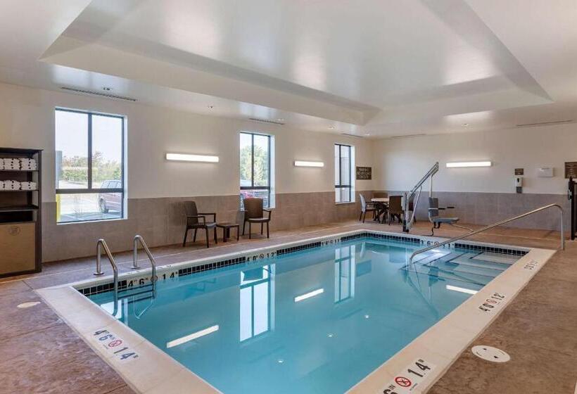 Отель Comfort Inn & Suites