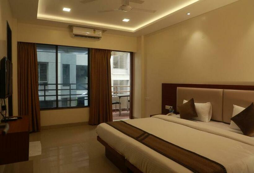 Отель Serenity By Monarch, Baner Pune