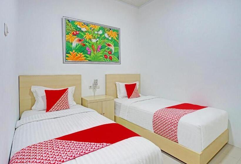 בית מלון כפרי Oyo 90404 Pringombo Homestay 2 Syariah