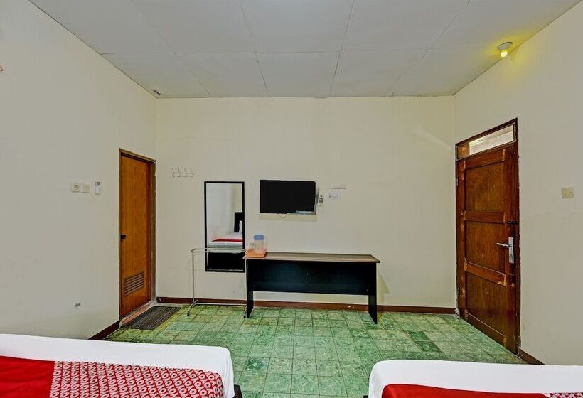 Отель Oyo 90443  New Kartika In