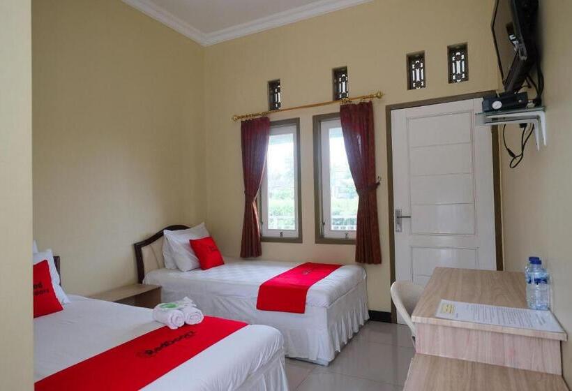 בית מלון כפרי Reddoorz Syariah Near Taman Rekreasi Kalianget Wonosobo