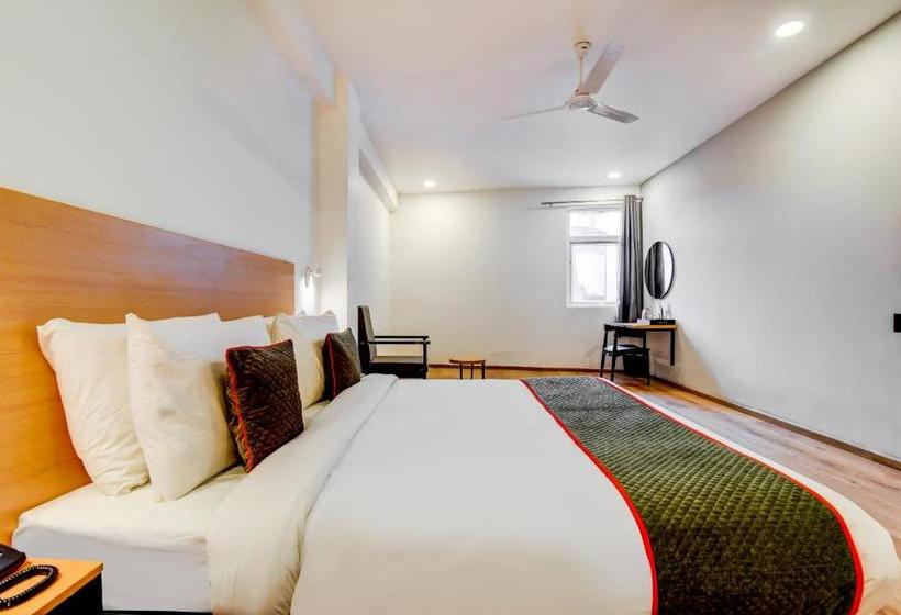 Отель Vaccinated Staff Oyo Town House 402 Santosh Palace