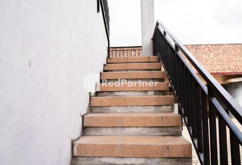 فندق Wisma Citra Metro Mitra Reddoorz