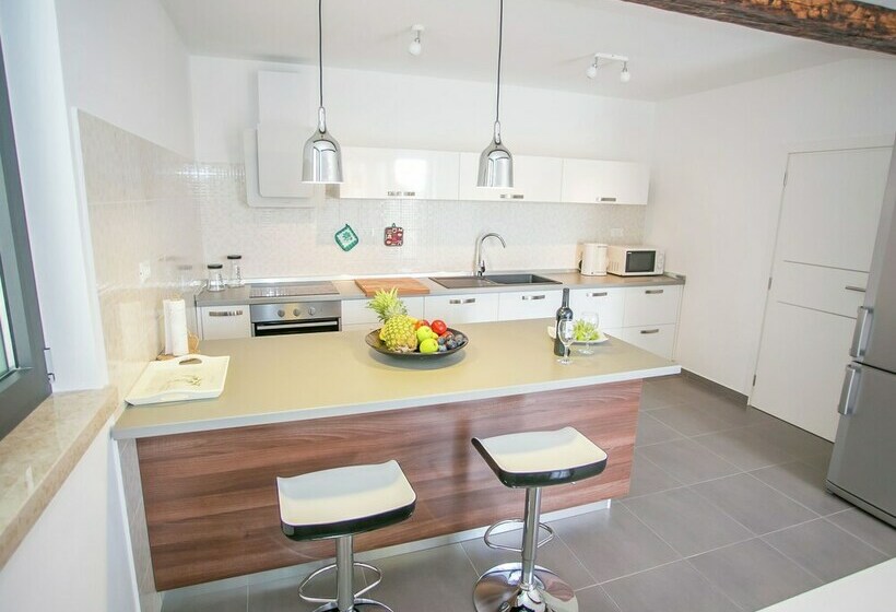 Luxury Villa With Private Pool & Fenced Garden With Veranda Near Tinjan