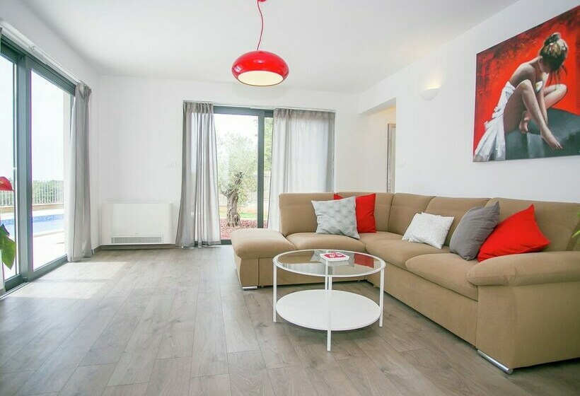 Luxury Villa With Private Pool & Fenced Garden With Veranda Near Tinjan