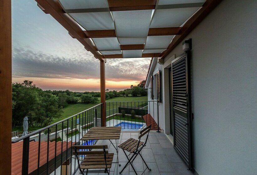 Luxury Villa With Private Pool & Fenced Garden With Veranda Near Tinjan