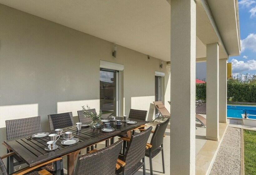 Villa With Private Pool & Garden Near Porec & Water Park