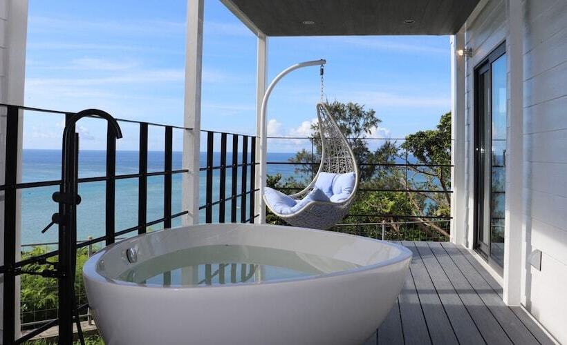 בית מלון כפרי Glory Island Okinawa Yabusachi Resort