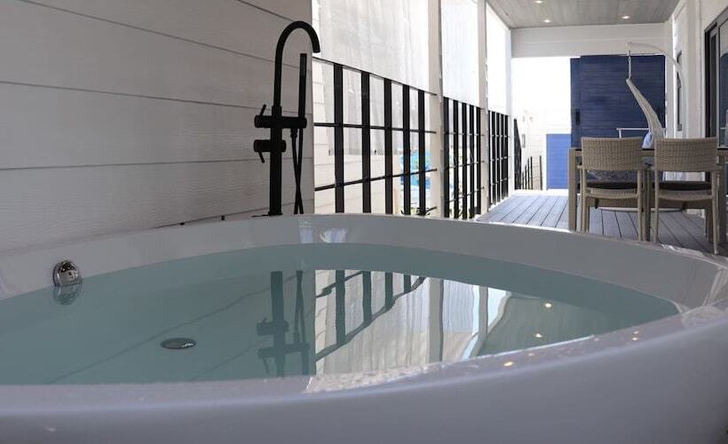 בית מלון כפרי Glory Island Okinawa Yabusachi Resort