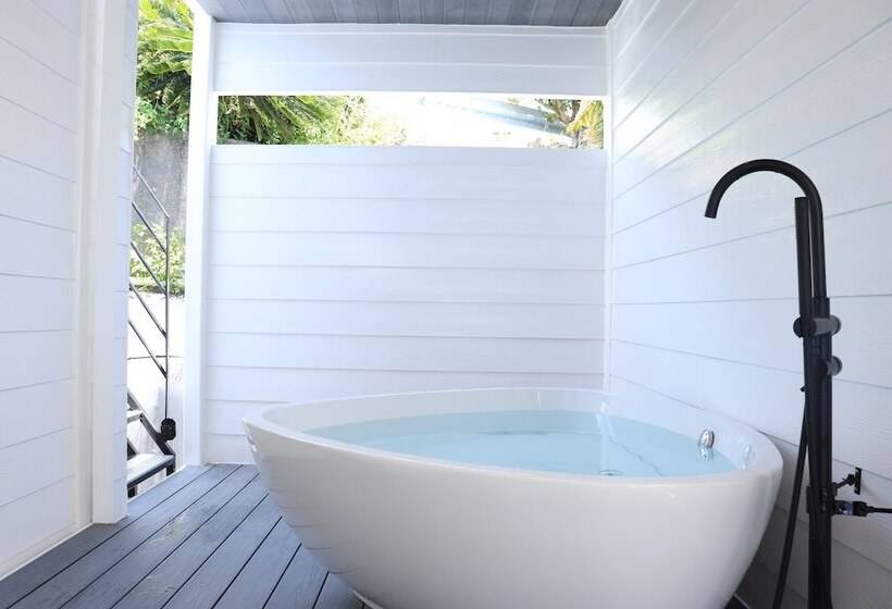 בית מלון כפרי Glory Island Okinawa Yabusachi Resort