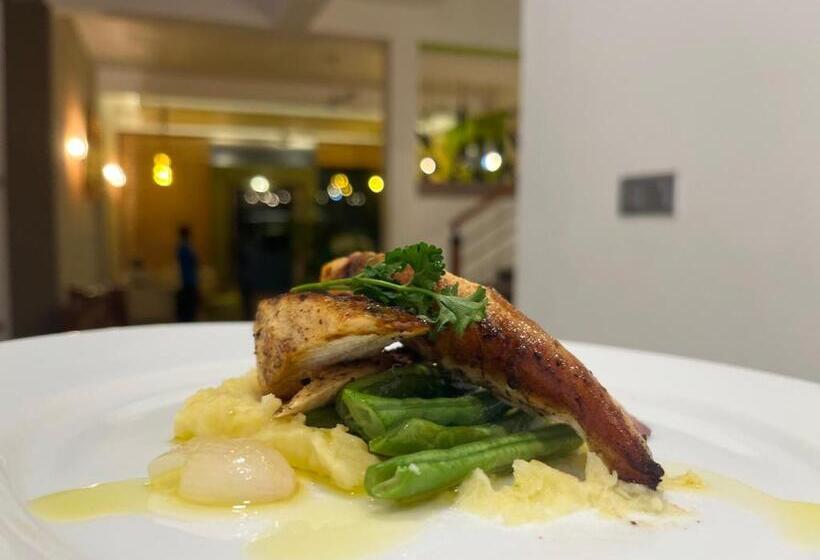 J Leaf Hotel By Blue Bird