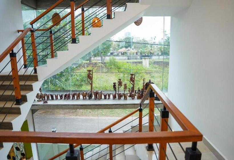 J Leaf Hotel By Blue Bird