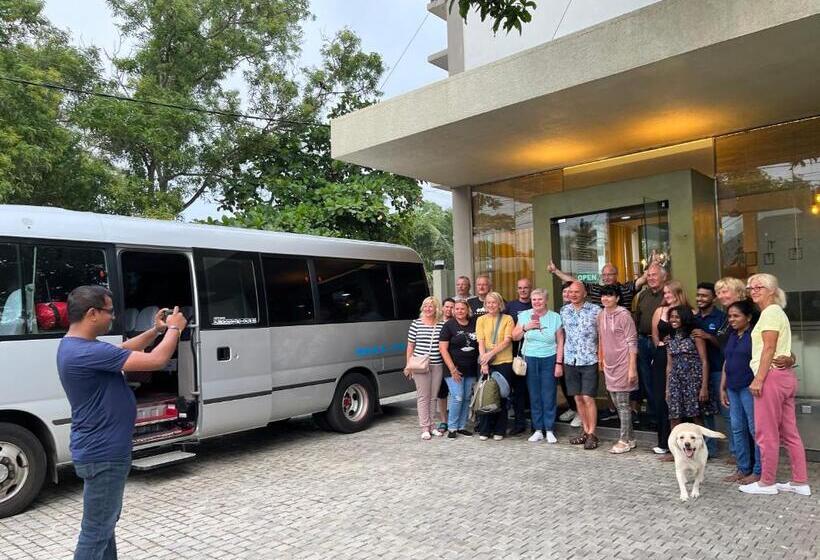 J Leaf Hotel By Blue Bird