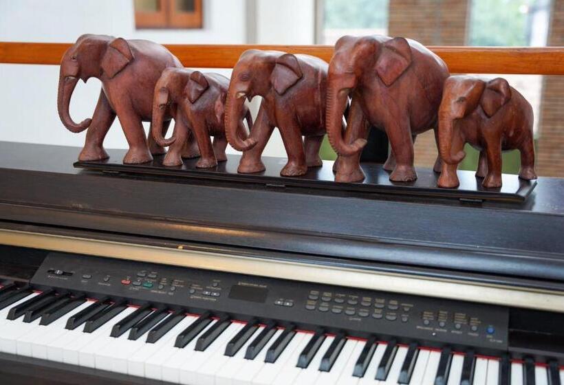 J Leaf Hotel By Blue Bird