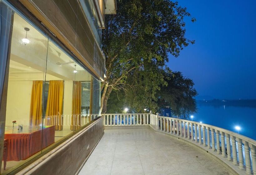 בית מלון כפרי Narmade River View Resort