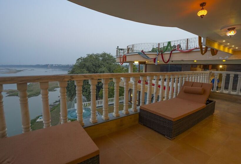 בית מלון כפרי Narmade River View Resort