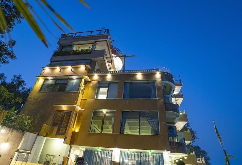 בית מלון כפרי Narmade River View Resort