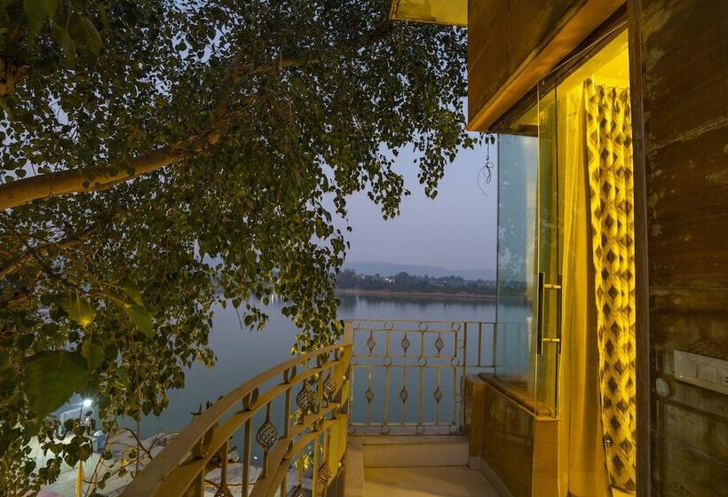 בית מלון כפרי Narmade River View Resort