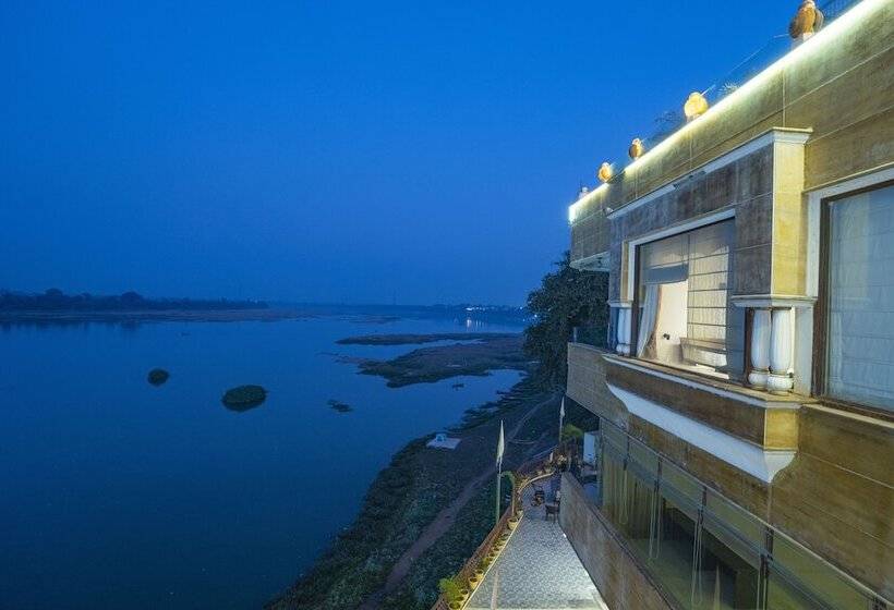 בית מלון כפרי Narmade River View Resort