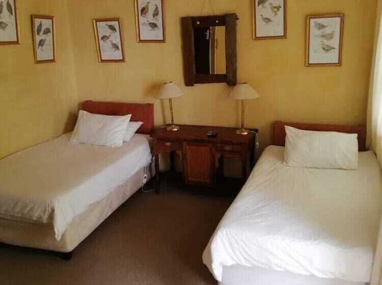 فندق Stagger Inn Game Farm