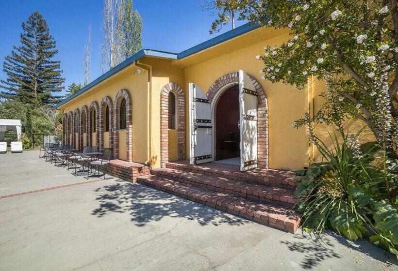 호텔 Surrey Resort