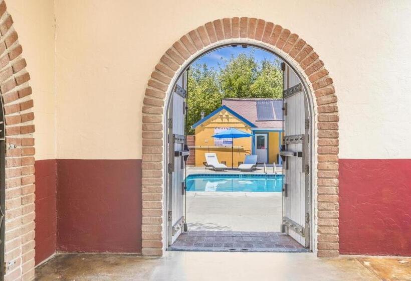 호텔 Surrey Resort