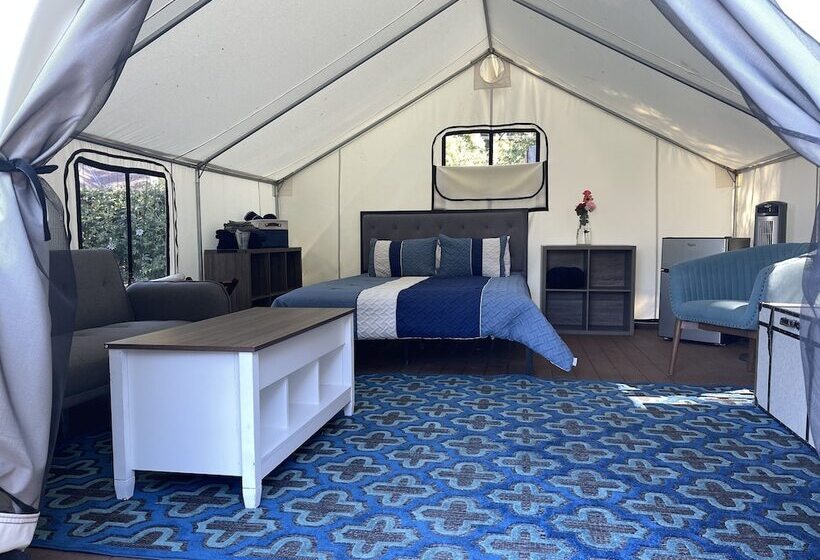 호텔 Surrey Resort