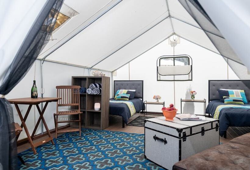 호텔 Surrey Resort