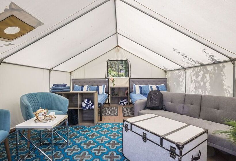 호텔 Surrey Resort