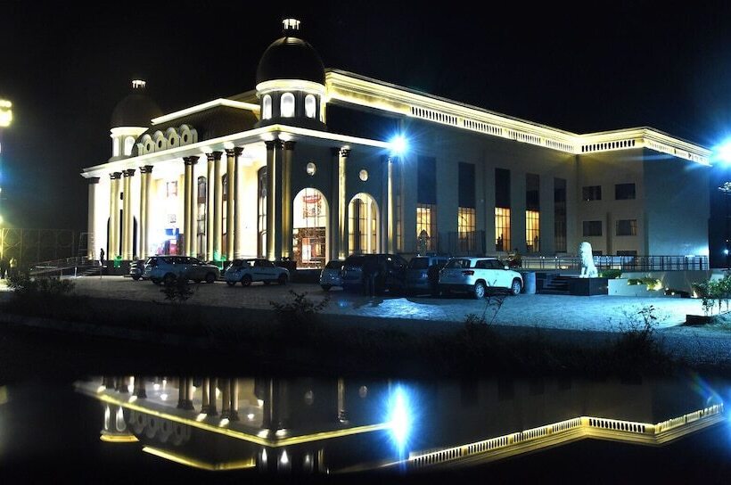 호텔 The Gulmohar Grand