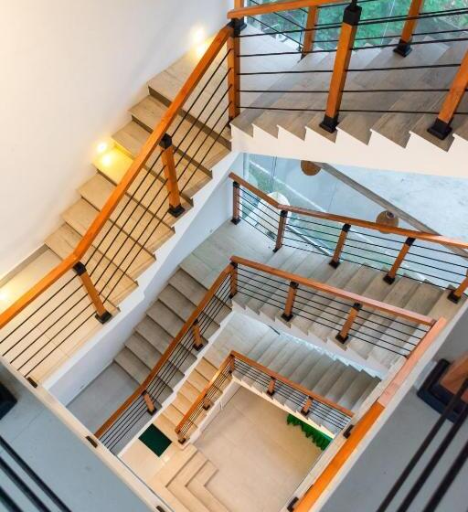 J Leaf Hotel By Blue Bird