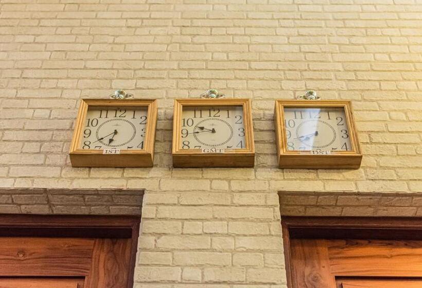 J Leaf Hotel By Blue Bird