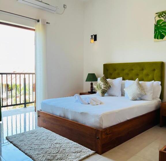 J Leaf Hotel By Blue Bird