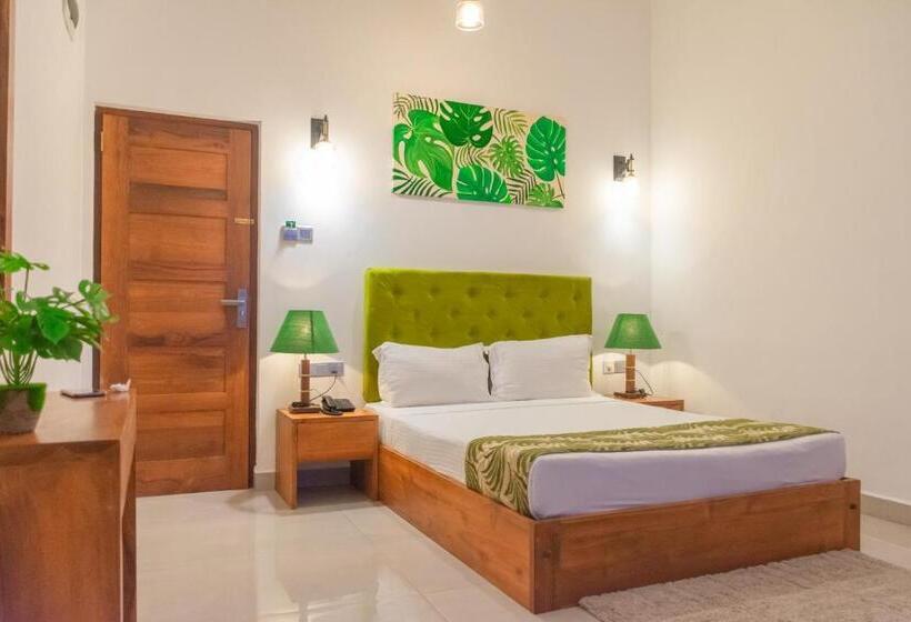 J Leaf Hotel By Blue Bird