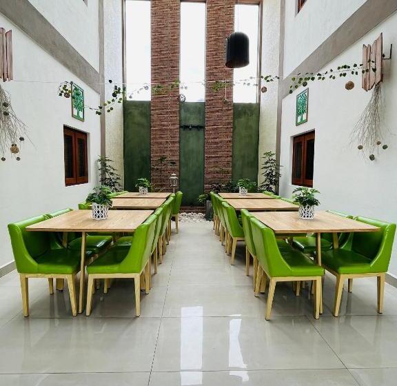 J Leaf Hotel By Blue Bird