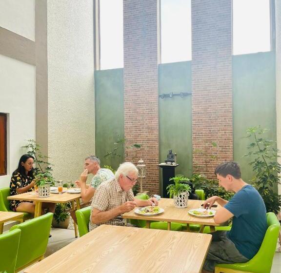 J Leaf Hotel By Blue Bird