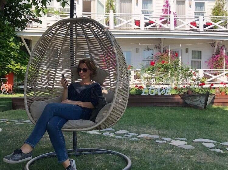 بنسيون Lotus Restaurant & Home